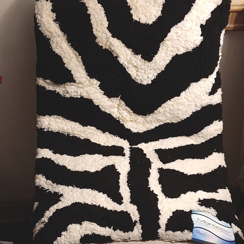 NWT MOROCCO ACCENT RUG